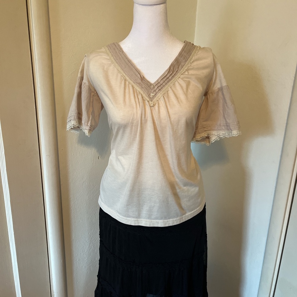 Chic Cream V-Neck Blouse with Lace Trim
